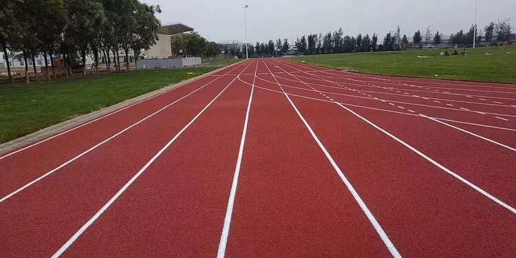 跑步愛(ài)好者速進(jìn)！三種跑道對(duì)比，塑膠跑道為何拔得頭籌